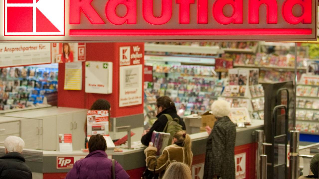 Kundinnen und Kunden stehen an der Infotheke einer Kaufland-Filiale in München (Bayern), hier im Januar 2012.
