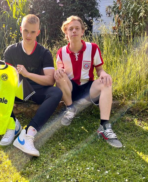 Fußball-Fans und Mannschaftskollegen beim SV Rheidt: Ben und Luke.