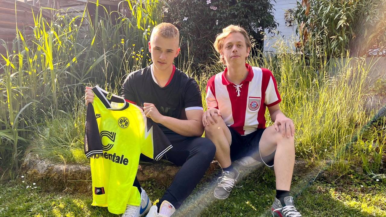 Fußball-Fans und Mannschaftskollegen beim SV Rheidt: Ben und Luke.