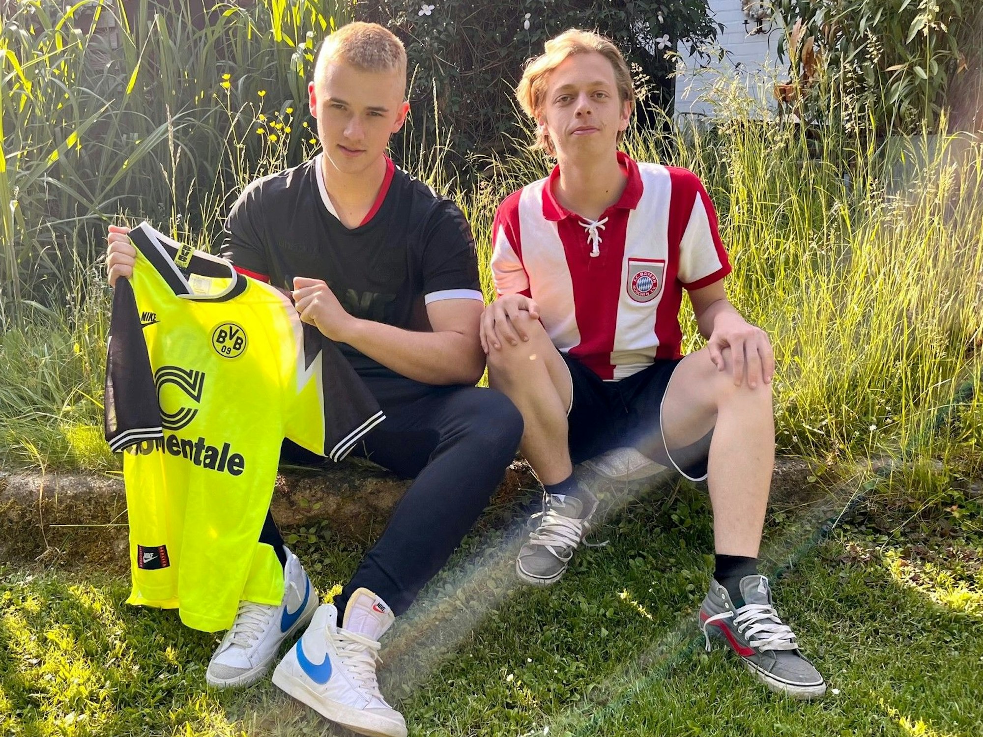 Fußball-Fans und Mannschaftskollegen beim SV Rheidt: Ben und Luke.