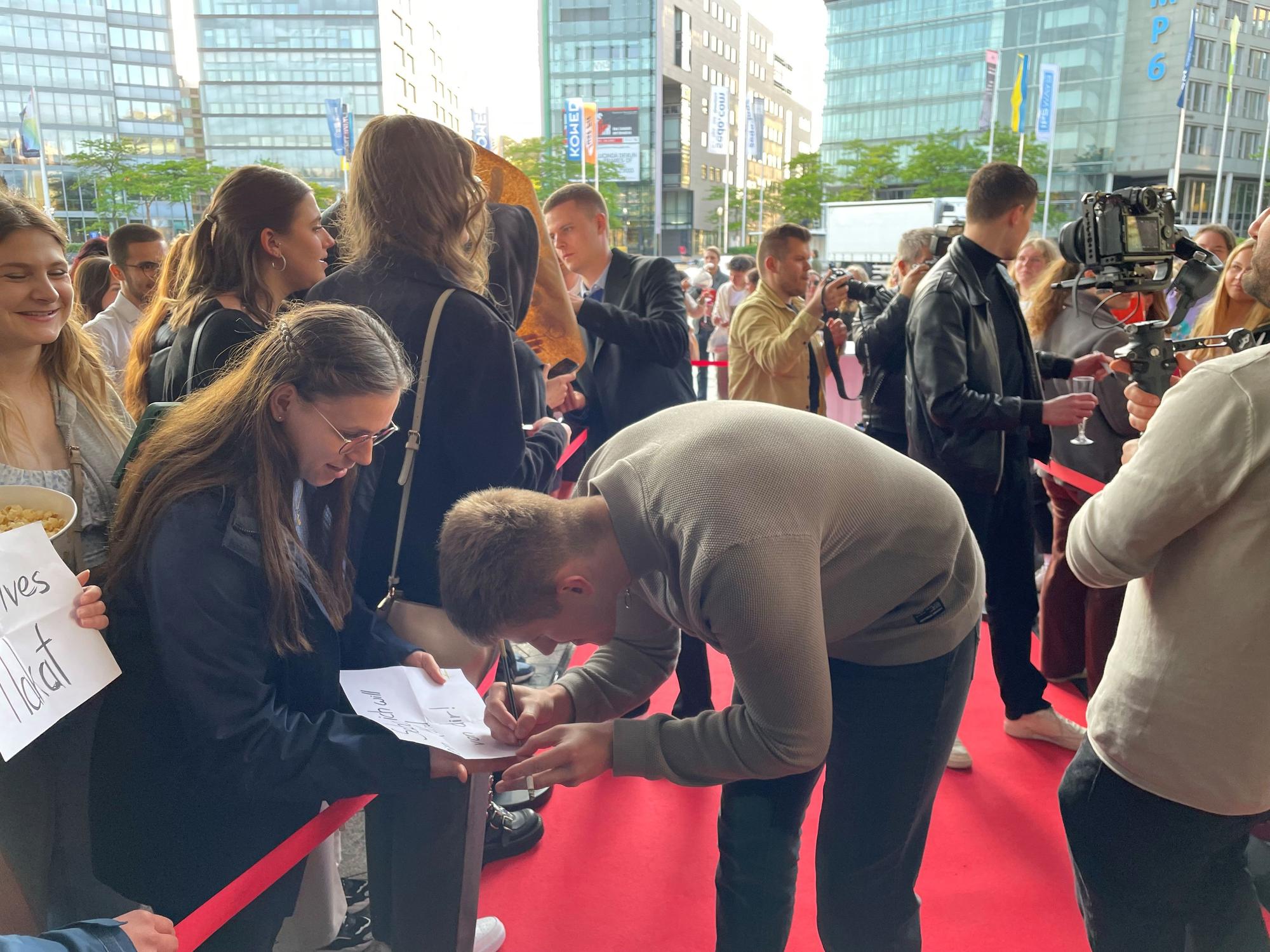 Die 4 Feinde geben Autogramme.
