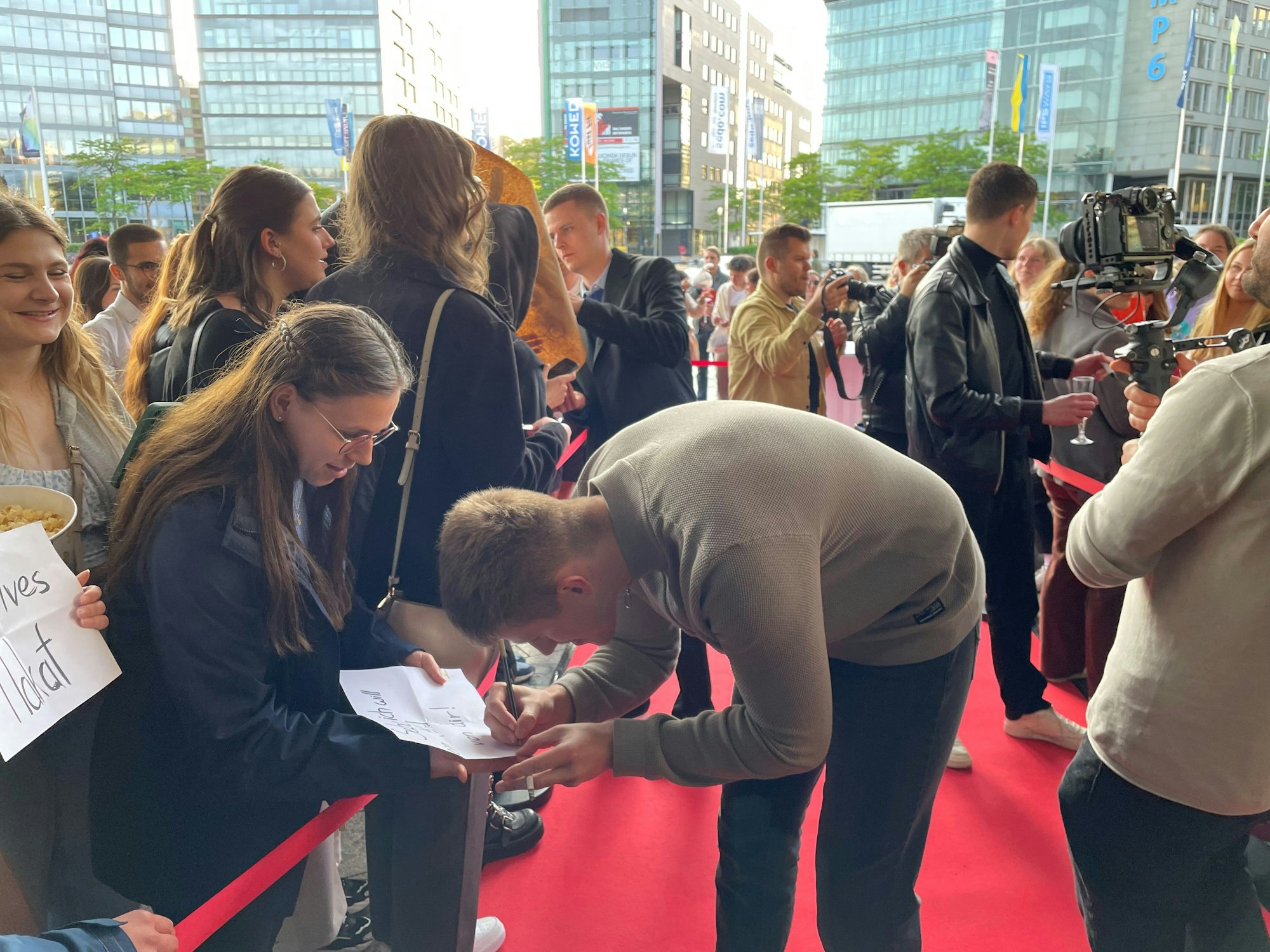 Die 4 Feinde geben Autogramme.