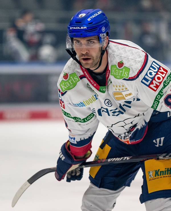 Alexandre Grenier steht im Trikot der Eisbären Berlin auf dem Eis.