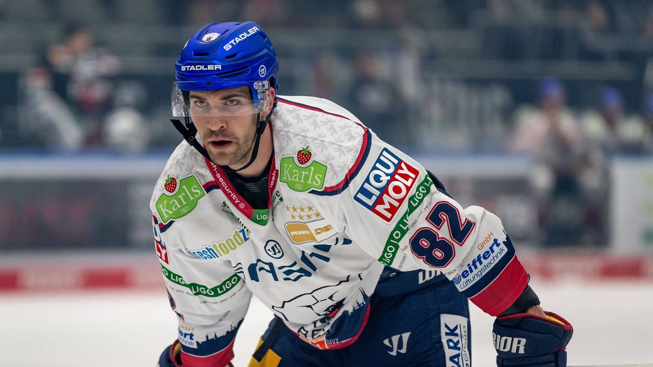 Alexandre Grenier steht im Trikot der Eisbären Berlin auf dem Eis.