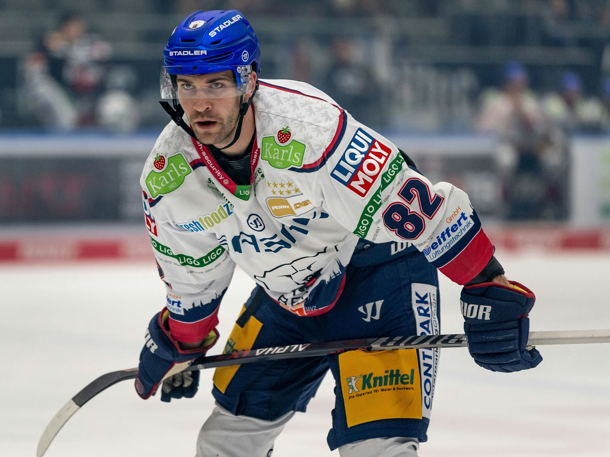 Alexandre Grenier steht im Trikot der Eisbären Berlin auf dem Eis.