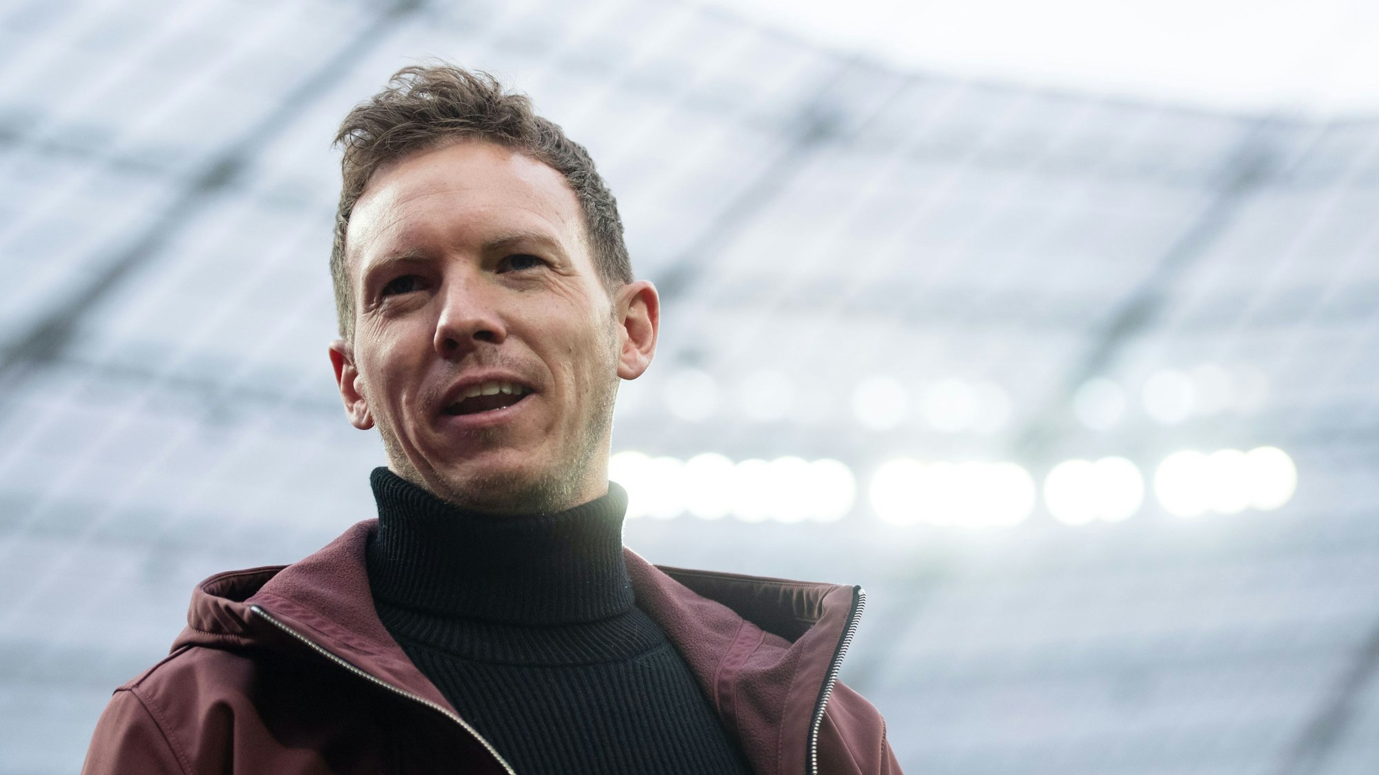 Bayern-Trainer Julian Nagelsmann steht beim Auswärtsspiel gegen Bayer Leverkusen im Stadion.