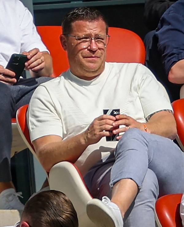 Max Eberl sitzt auf der Tribüne.