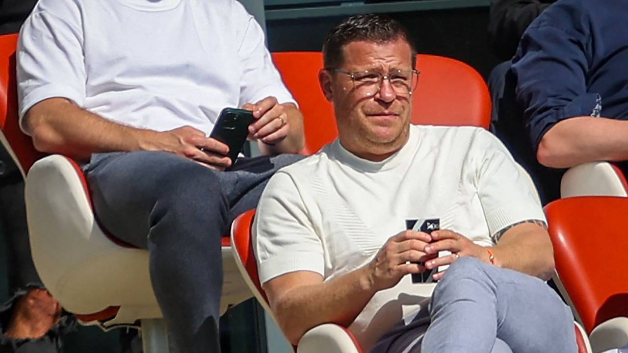 Max Eberl sitzt auf der Tribüne.