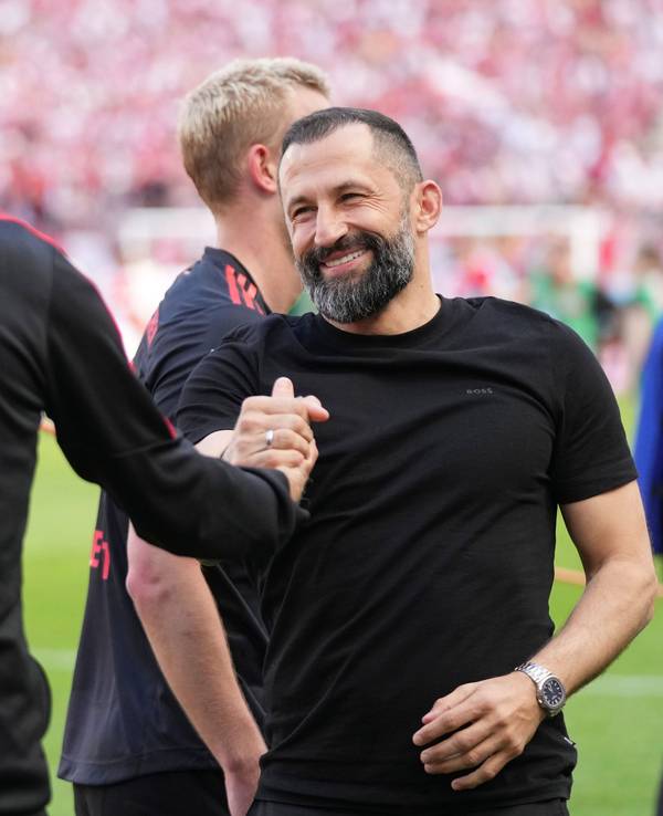 Hasan Salihamidzic klatscht nach der Meisterschaft des FC Bayern mit Hasan Salihamidzic ab.