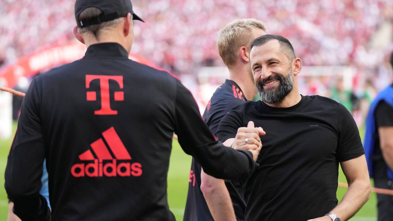 Hasan Salihamidzic klatscht nach der Meisterschaft des FC Bayern mit Hasan Salihamidzic ab.