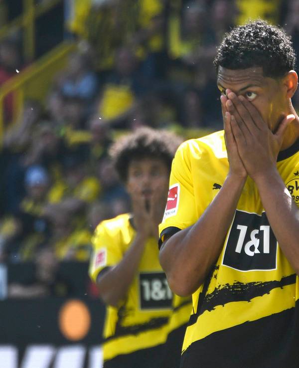 Sebastien Haller schlägt im Spiel gegen Mainz 05 die Hände vor dem Gesicht zusammen.