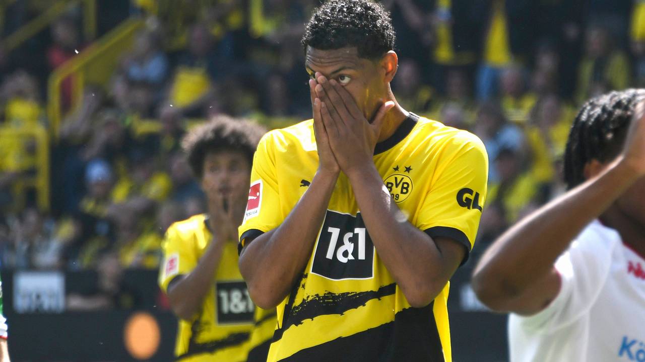 Sebastien Haller schlägt im Spiel gegen Mainz 05 die Hände vor dem Gesicht zusammen.