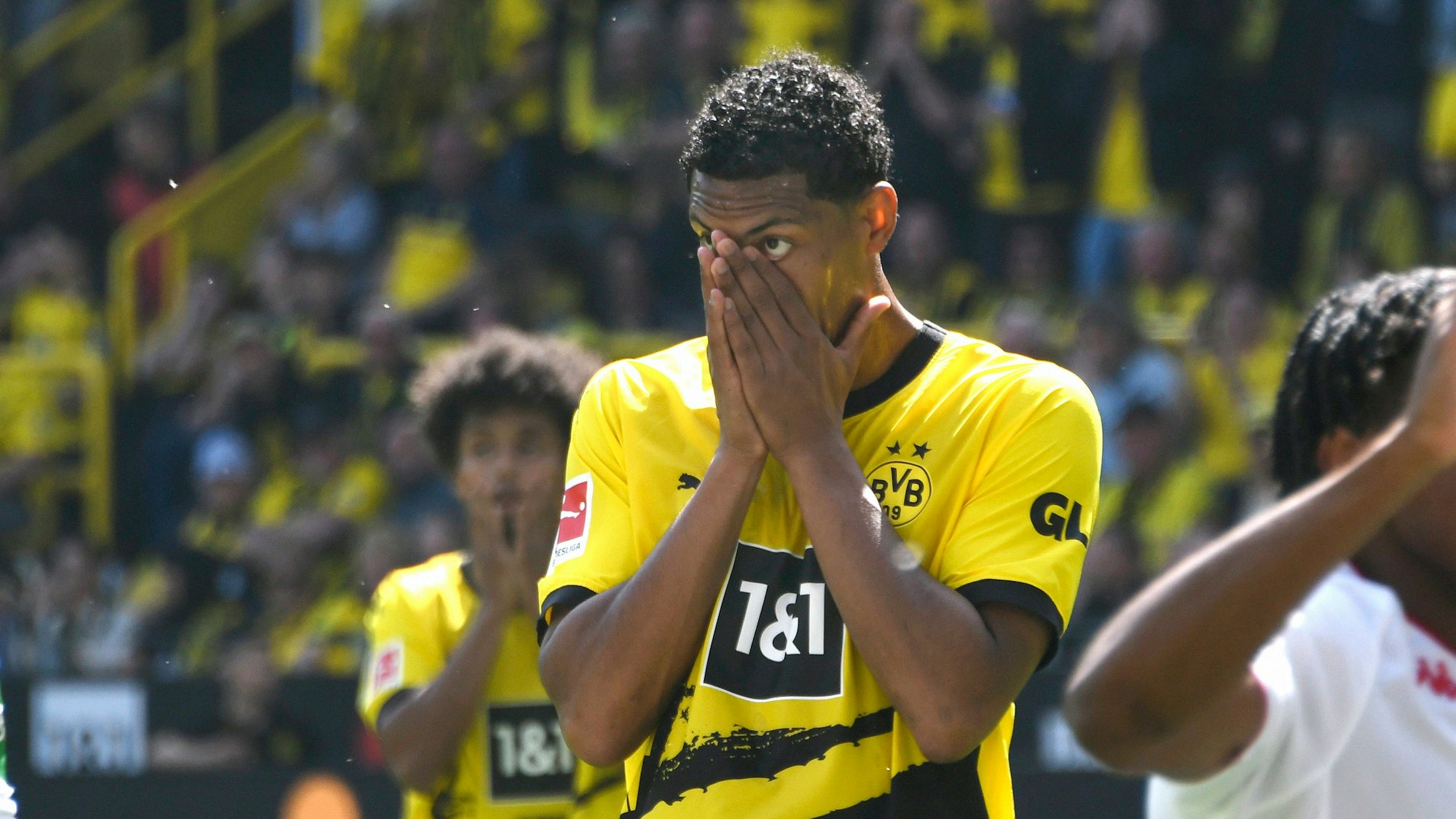 Sebastien Haller schlägt im Spiel gegen Mainz 05 die Hände vor dem Gesicht zusammen.