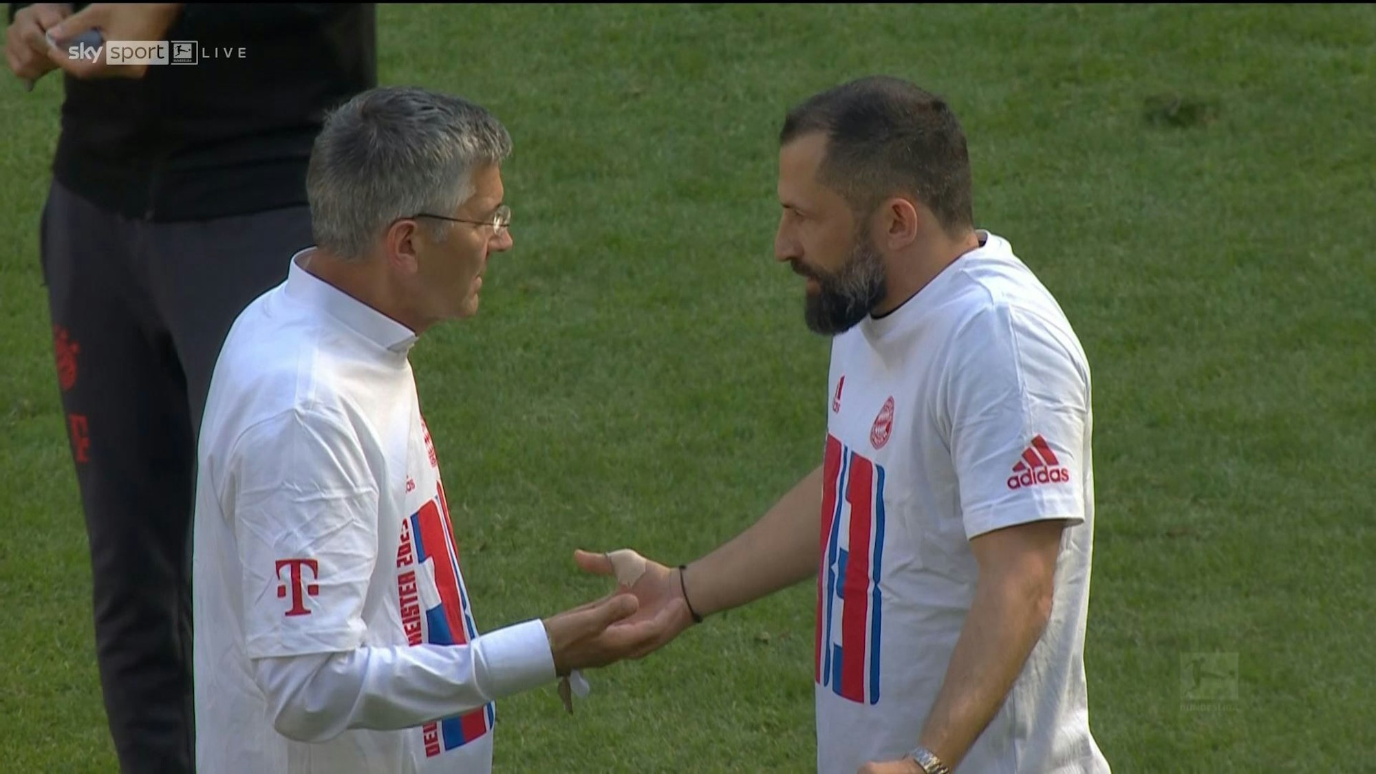 Herbert Hainer spricht mit Sport-Vorstand Hasan Salihamidzic, kurz nachdem dessen Aus beim FC Bayern offiziell geworden ist.
