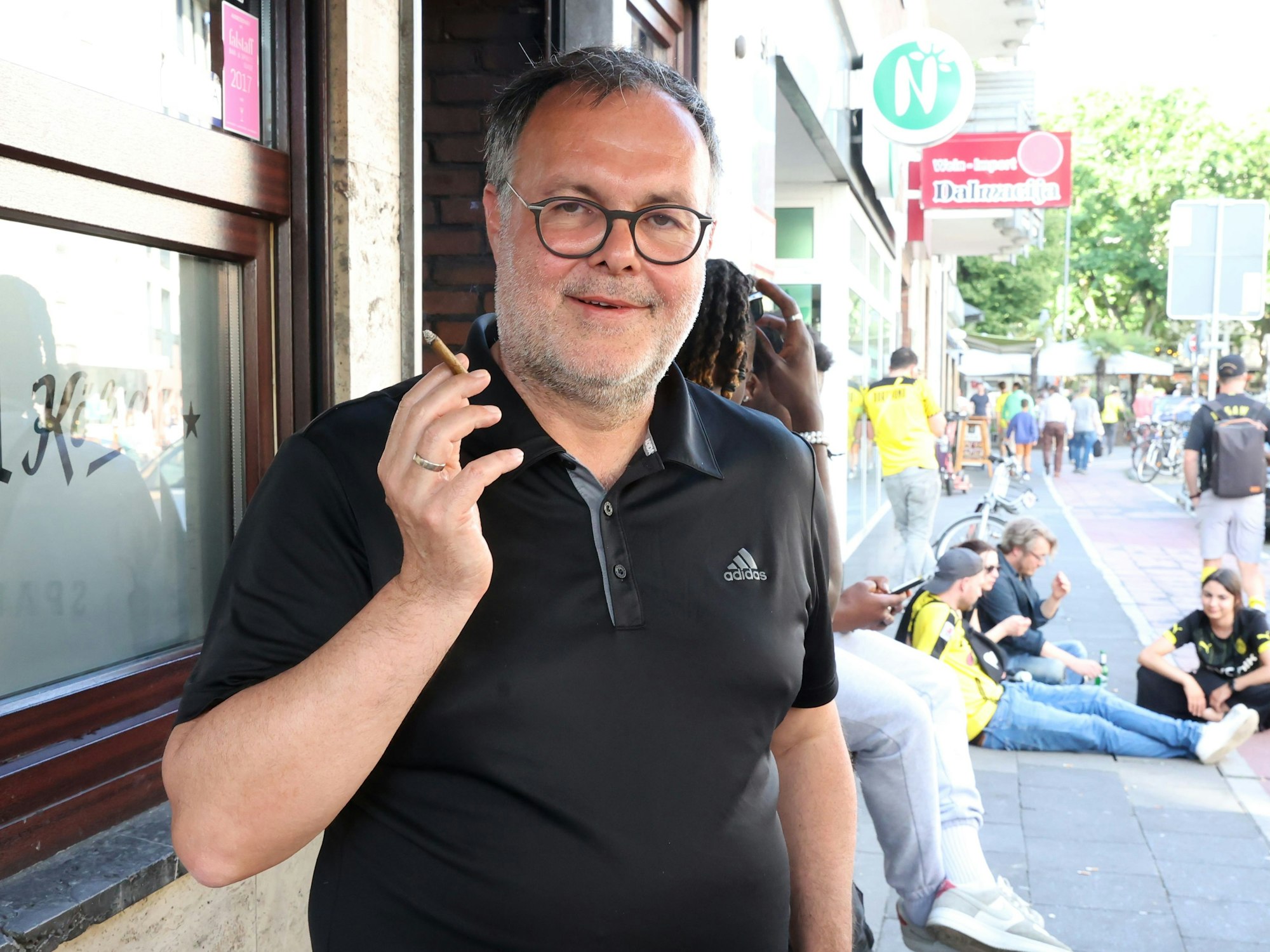 BVB-Fan Thorsten mit einem Zigarillo in der Hand.