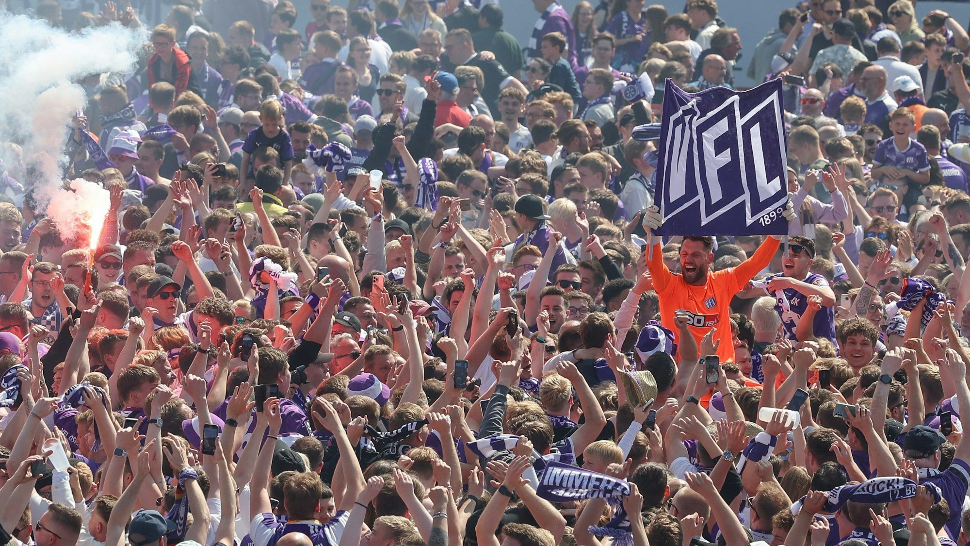 Osnabrücks Torwart Phillipp Kühn (r) feiert den Aufstieg in die 2. Bundesliga nach Spielende mit den Fans.