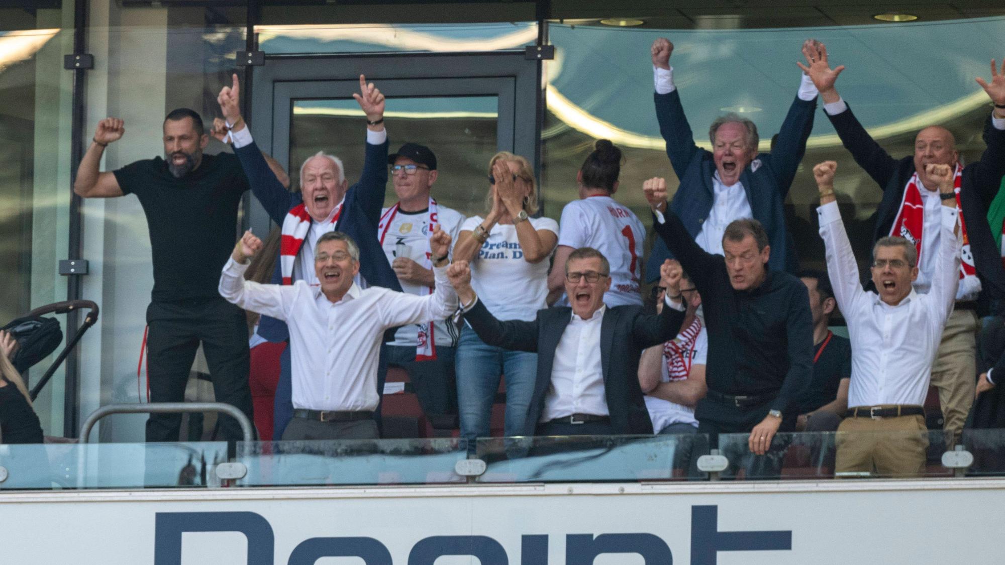 Der Bayern-Vorstand mit Hasan Salihamidzic jubelt.