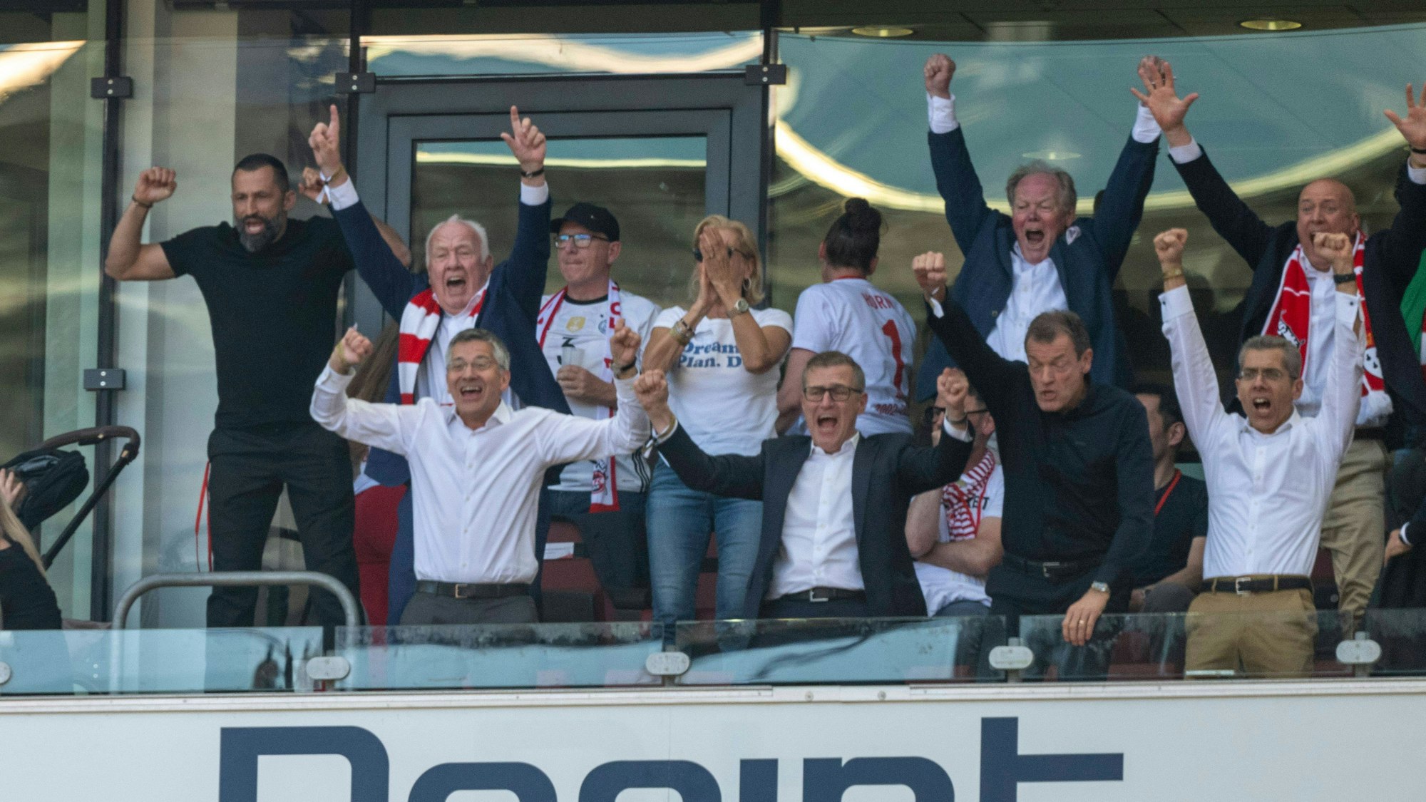 Der Bayern-Vorstand mit Hasan Salihamidzic jubelt.