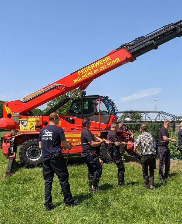 Eine Kuh wird per Kran wieder zurück auf die Wiese bugsiert.