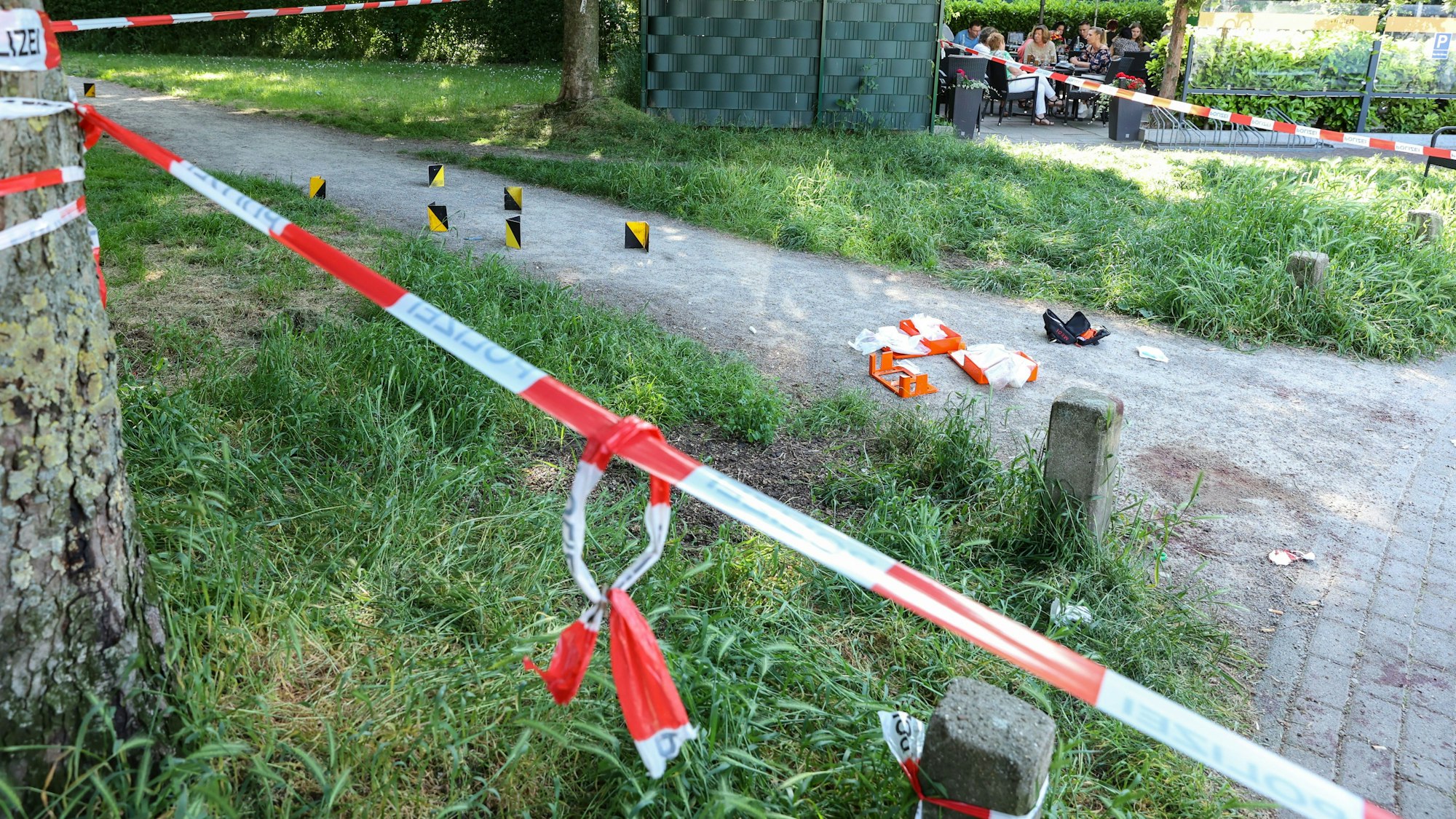 Flatterband sperrt einen Tatort in Köln ab.