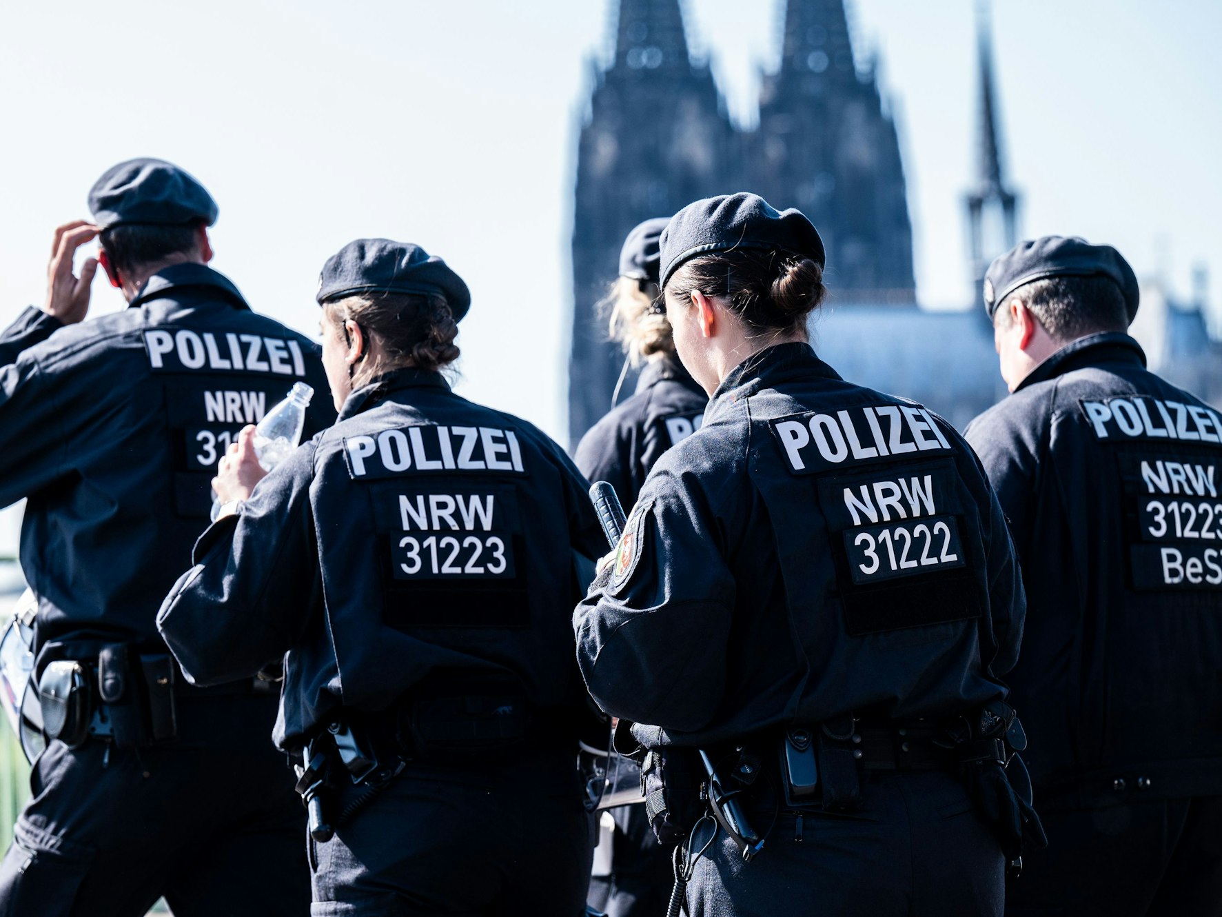 Polizisten und Polizistinnen sind auf der Deutzer Brücke im Einsatz.
