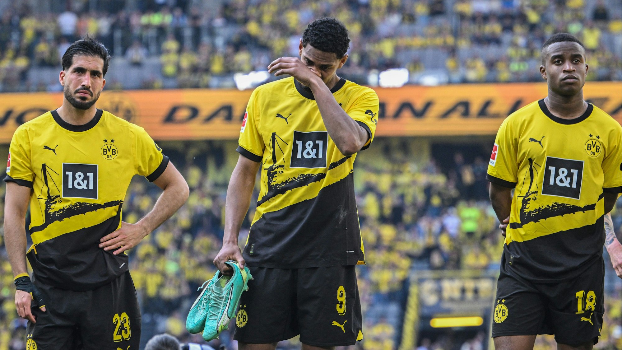 Emre Can, Sebastién Haller und Yousouffa Moukoko stehen nach der verspielten Meisterschaft vor der Dortmunder Südtribüne