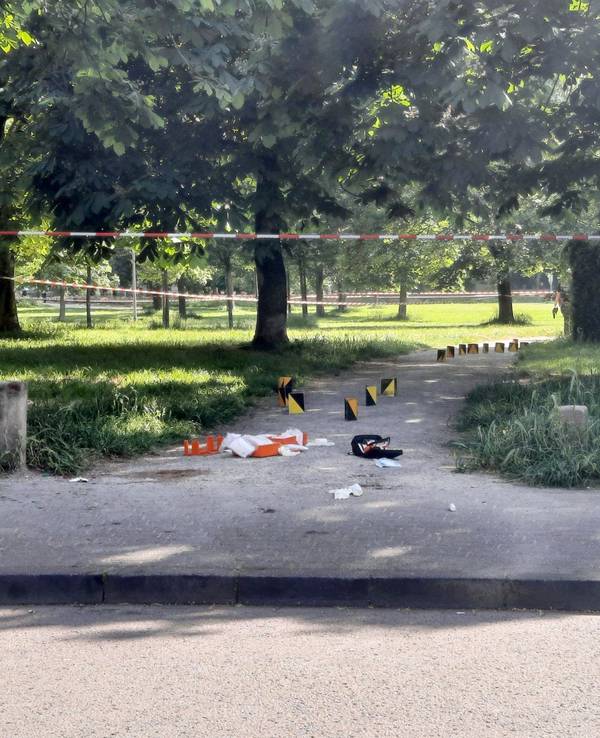 Markierungen der Polizei dokumentieren den Tatort in einem abgesperrten Bereich im Böcking-Park.