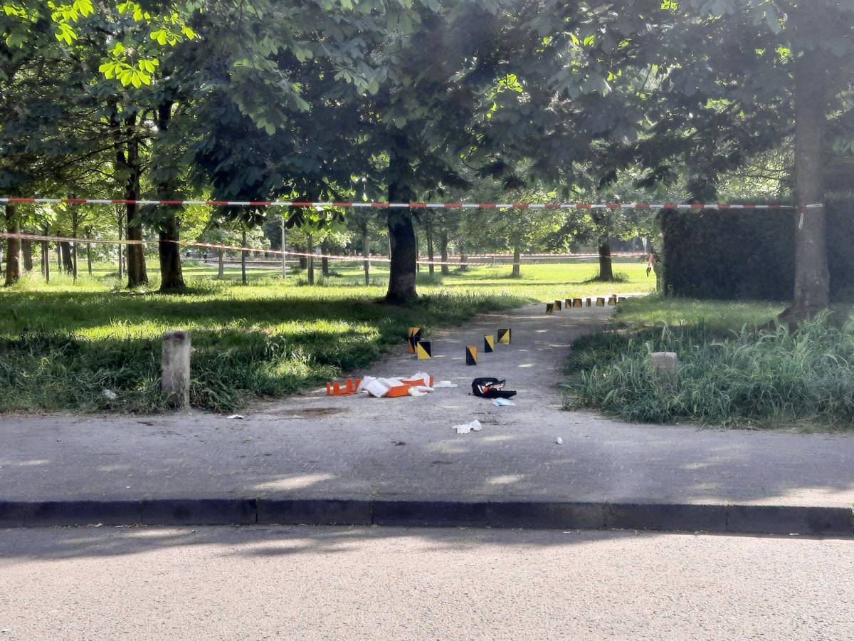 Markierungen der Polizei dokumentieren den Tatort in einem abgesperrten Bereich im Böcking-Park.