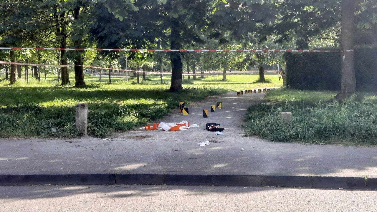 Markierungen der Polizei dokumentieren den Tatort in einem abgesperrten Bereich im Böcking-Park.