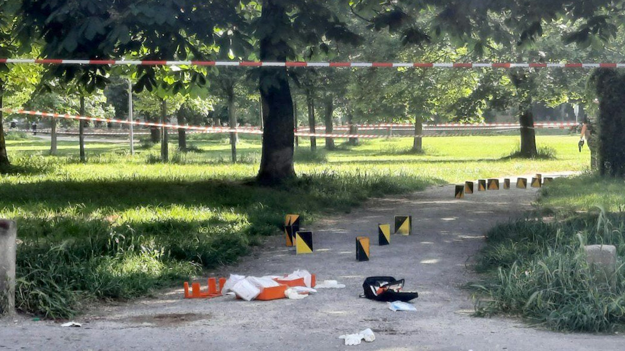 Markierungen der Polizei dokumentieren den Tatort in einem abgesperrten Bereich im Böcking-Park.
