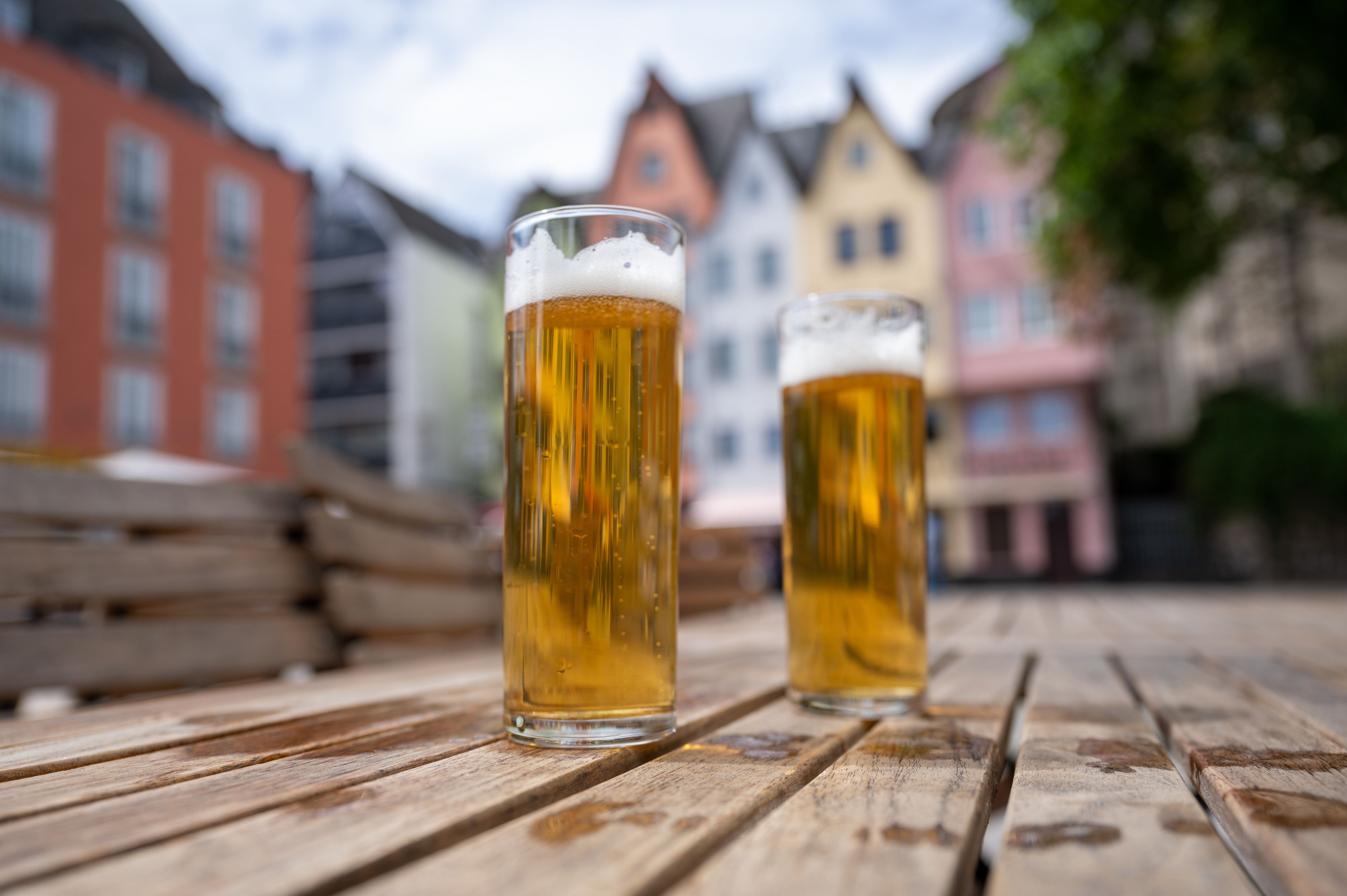 Zwei Kölsch im Glas stehen am Fischmarkt in der Altstadt auf einem Tisch.