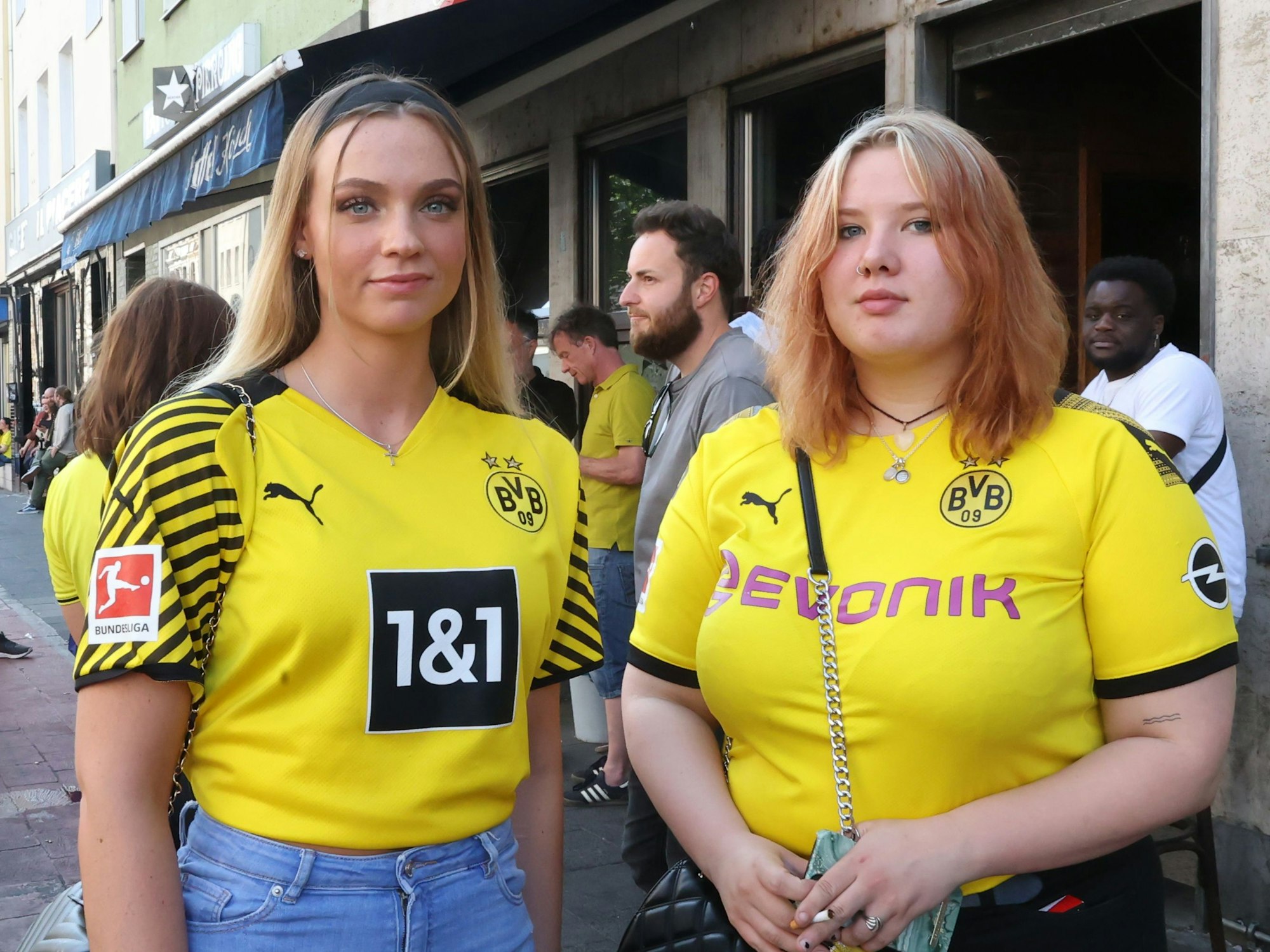 Die BVB Fans Anna und Sonja stehen vor der Kölschbar.