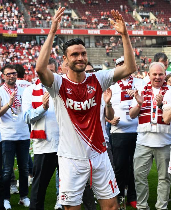 Kölns Jonas Hector (l) und Torhüter Timo Horn (r) reagieren bei ihrer Verabschiedung.