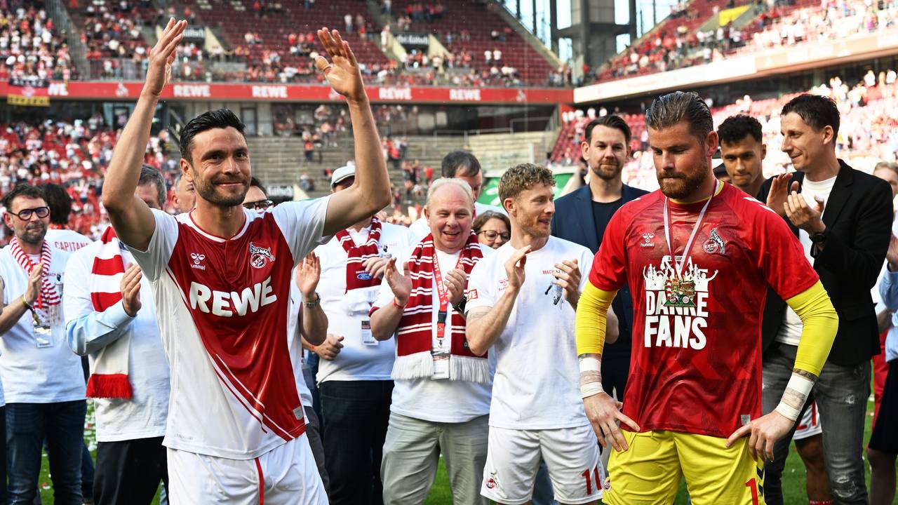 Kölns Jonas Hector (l) und Torhüter Timo Horn (r) reagieren bei ihrer Verabschiedung.