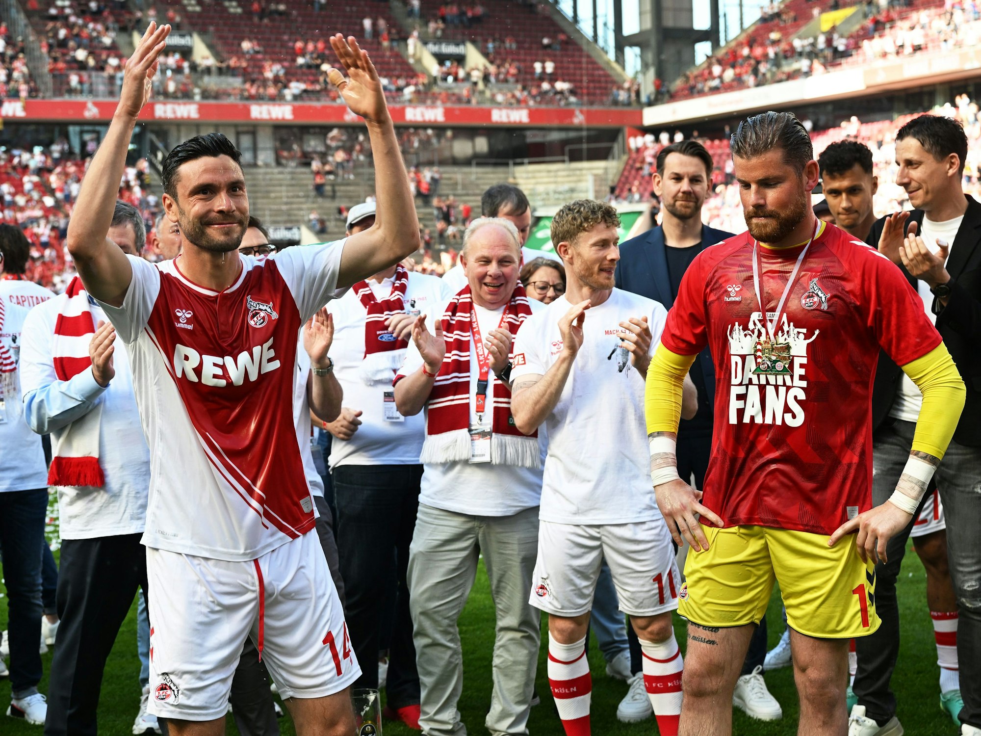 Kölns Jonas Hector (l) und Torhüter Timo Horn (r) reagieren bei ihrer Verabschiedung.