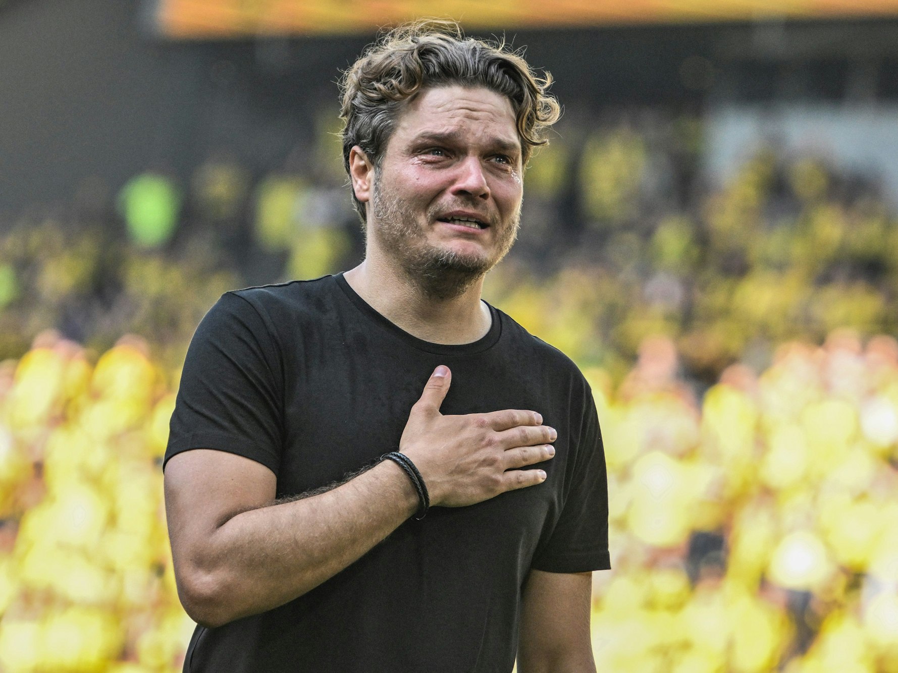 Edin Terzic legt seine Hand auf sein Herz.