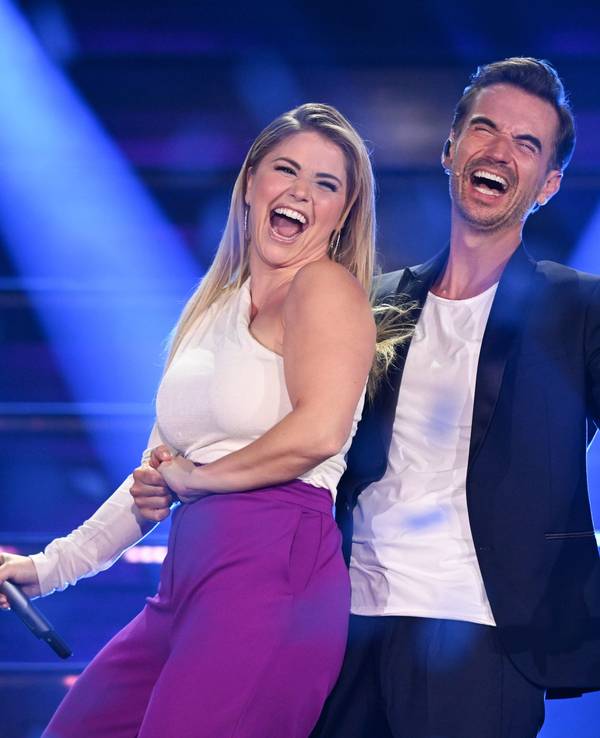 Die Schweizer Schlagersängerin Beatrice Egli und der deutsche Sänger und Moderator Florian Silbereisen stehen während der Fernsehshow „Der große Schlagerabschied“ gemeinsam auf der Bühne.