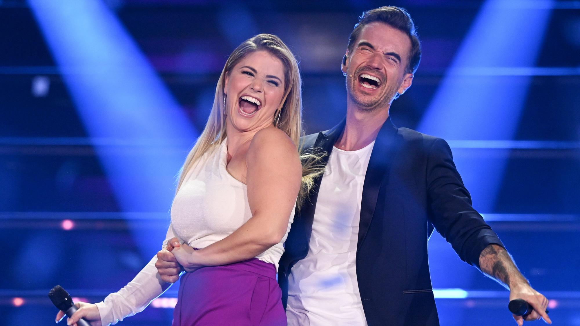 Beatrice Egli und Florian Silbereisen kamen sich beim „Schlagerboom“ am Samstag ganz nah. Küssten sie sich auch? Unser Foto zeigt die beiden Entertainer beim „Schlagerabscheid 2022“.