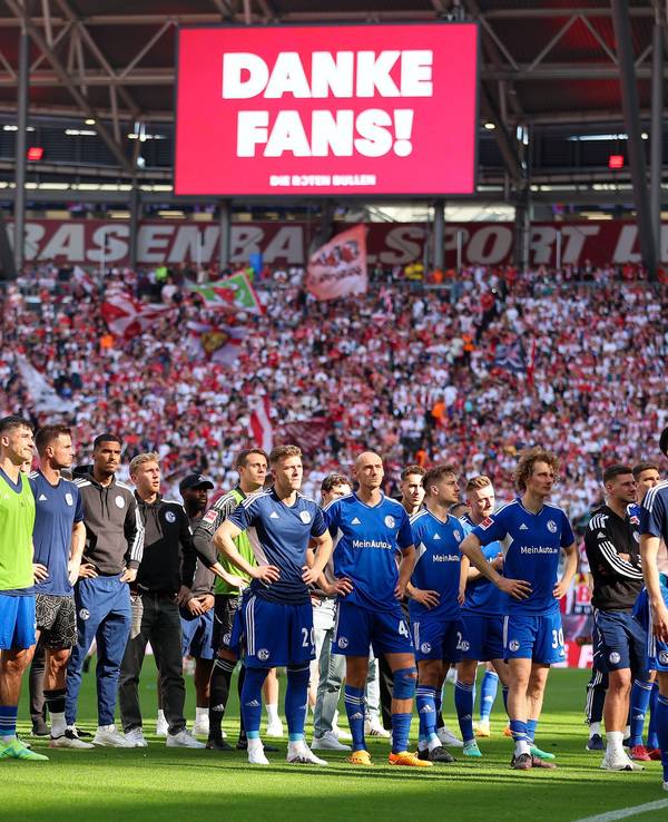 Schalkes Spieler stehen vor den Fans.