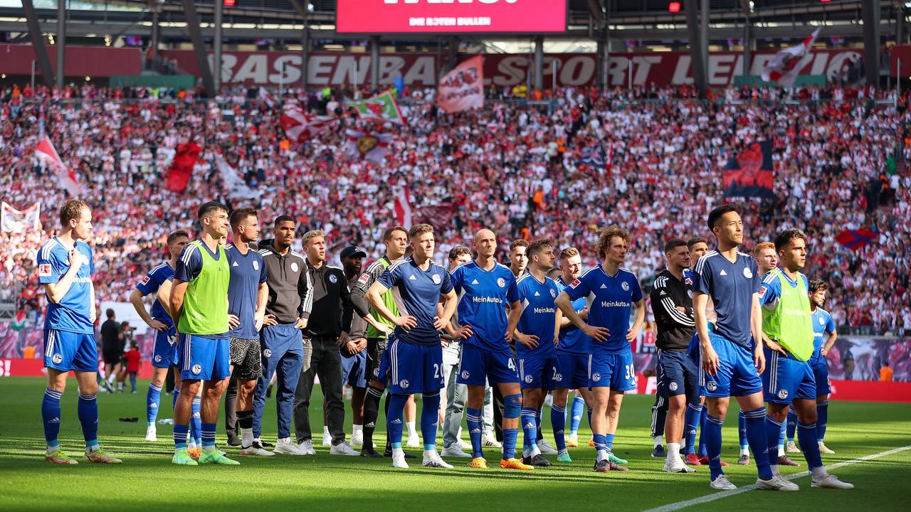 Schalkes Spieler stehen vor den Fans.