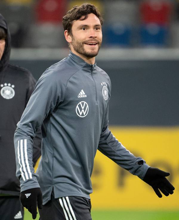 Jonas Hector (r) trainiert in der Merkur Spiel-Arena, hinter ihm steht Joachim Löw, Bundestrainer.