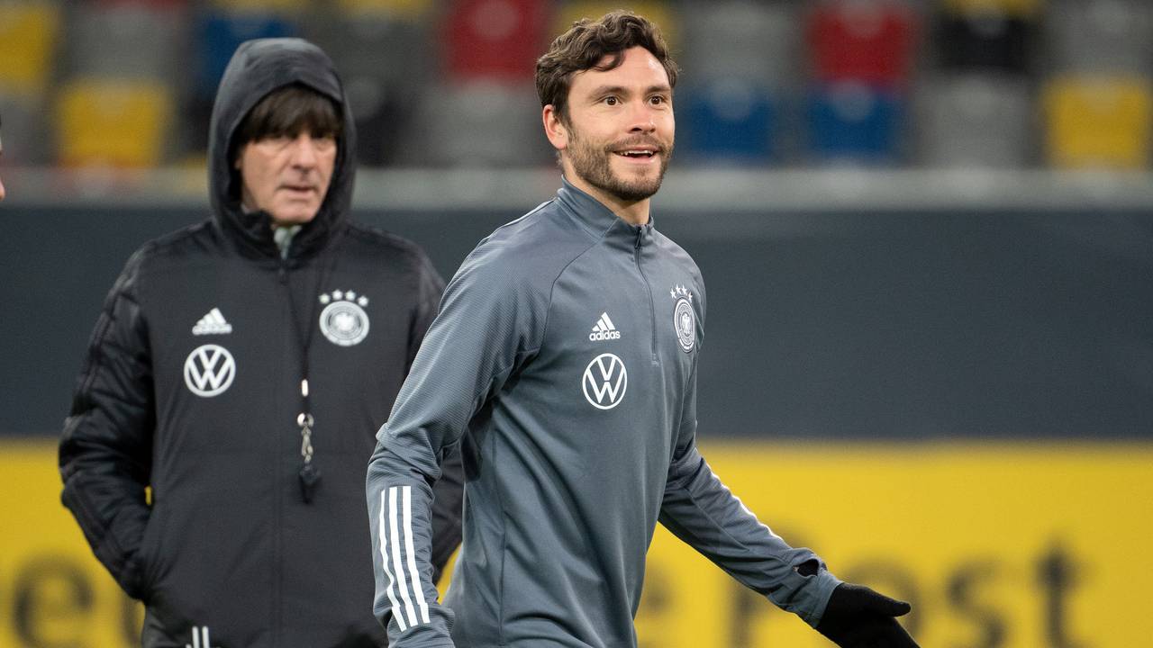 Jonas Hector (r) trainiert in der Merkur Spiel-Arena, hinter ihm steht Joachim Löw, Bundestrainer.