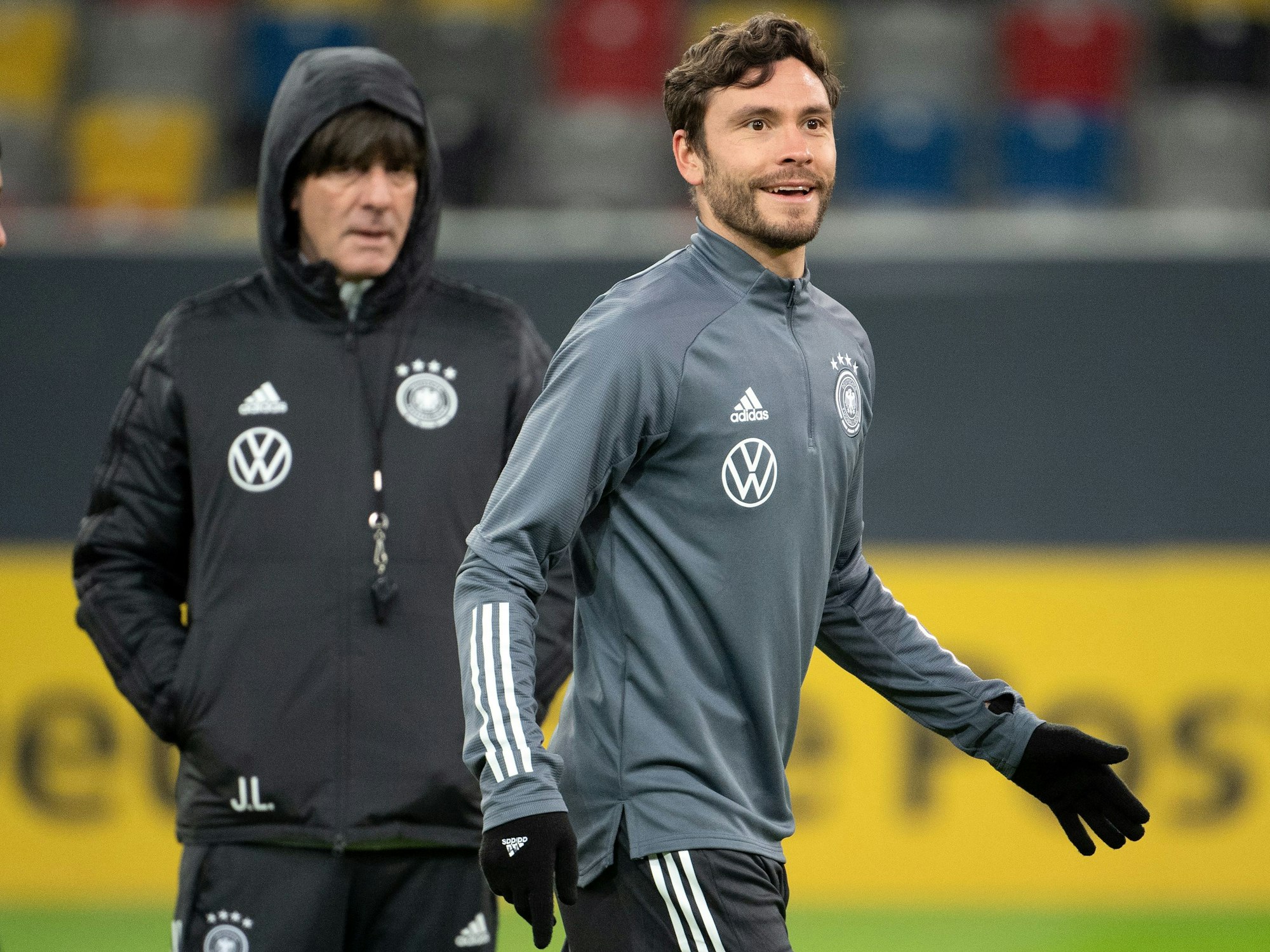 Jonas Hector (r) trainiert in der Merkur Spiel-Arena, hinter ihm steht Joachim Löw, Bundestrainer.