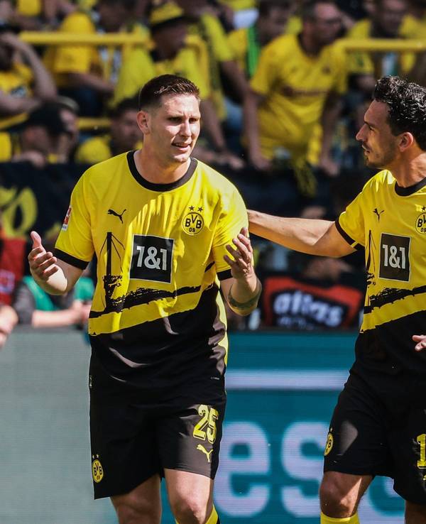 Borussia Dortmunds Niklas Süle, Mats Hummels und Emre Can nach einem Tor.