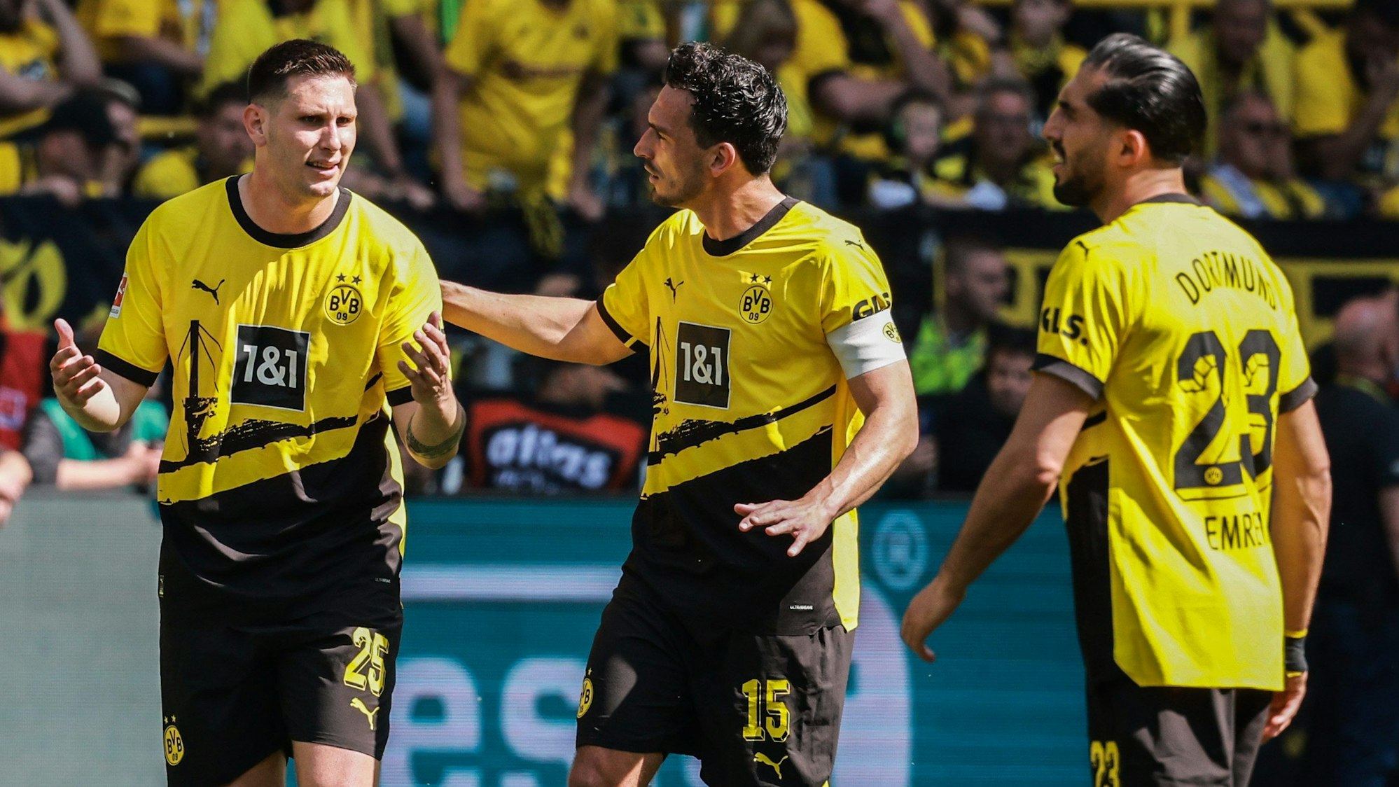Borussia Dortmunds Niklas Süle (l), Mats Hummels (M), und Emre Can hadern nach dem zweiten Gegentor gegen Mainz 05.