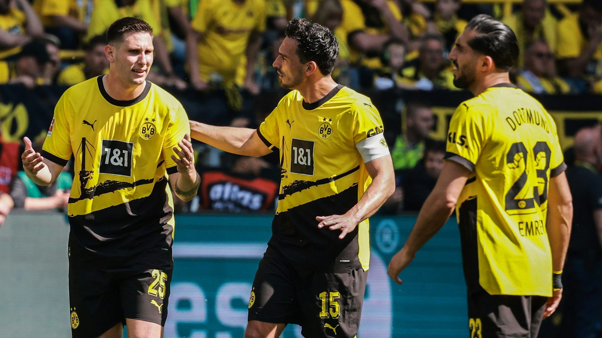 Borussia Dortmunds Niklas Süle (l), Mats Hummels (M), und Emre Can hadern nach dem zweiten Gegentor gegen Mainz 05.