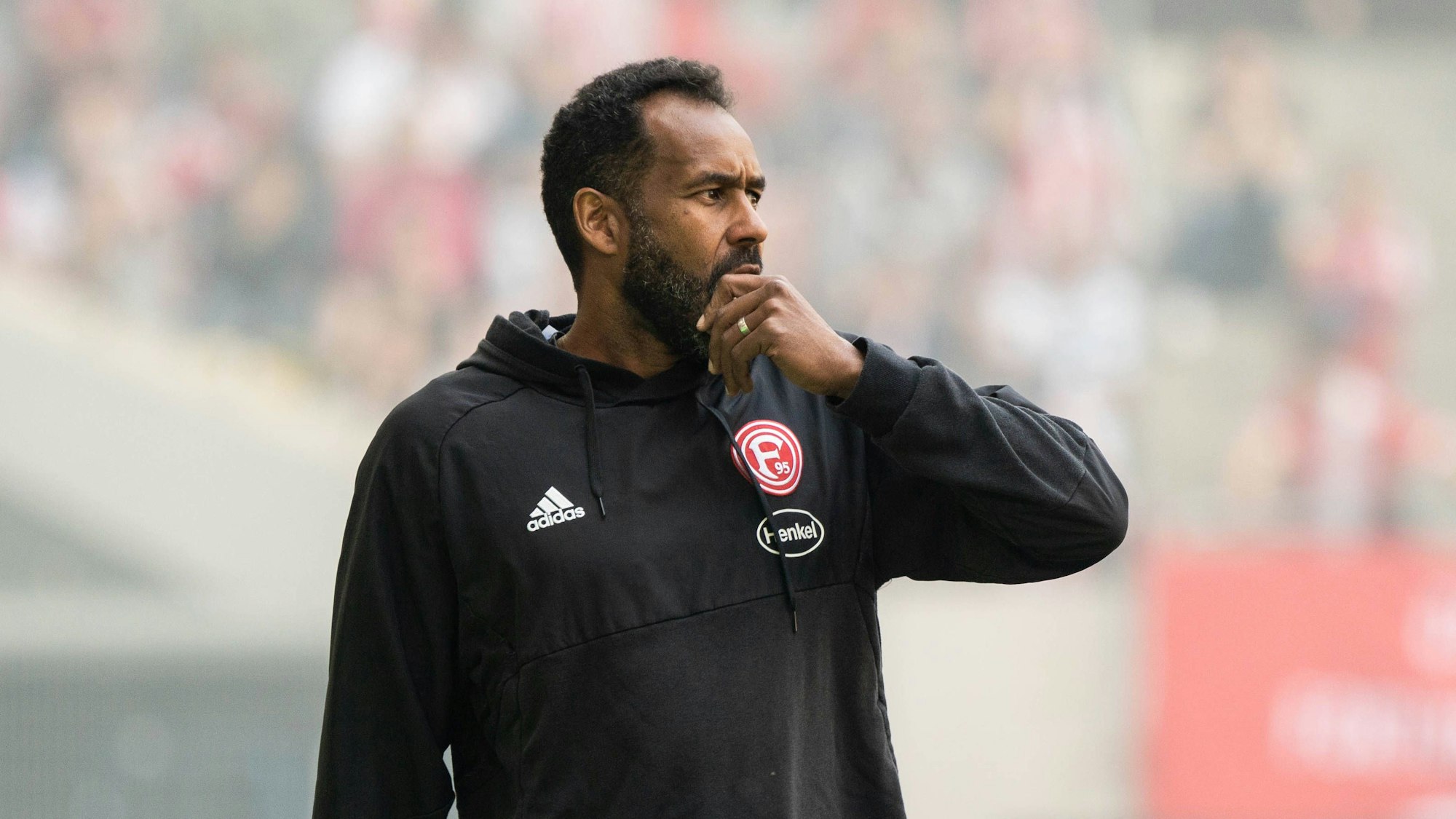 Daniel Thioune steht beim Spiel gegen Hannover 96 nachdenklich an der Seitenlinie.