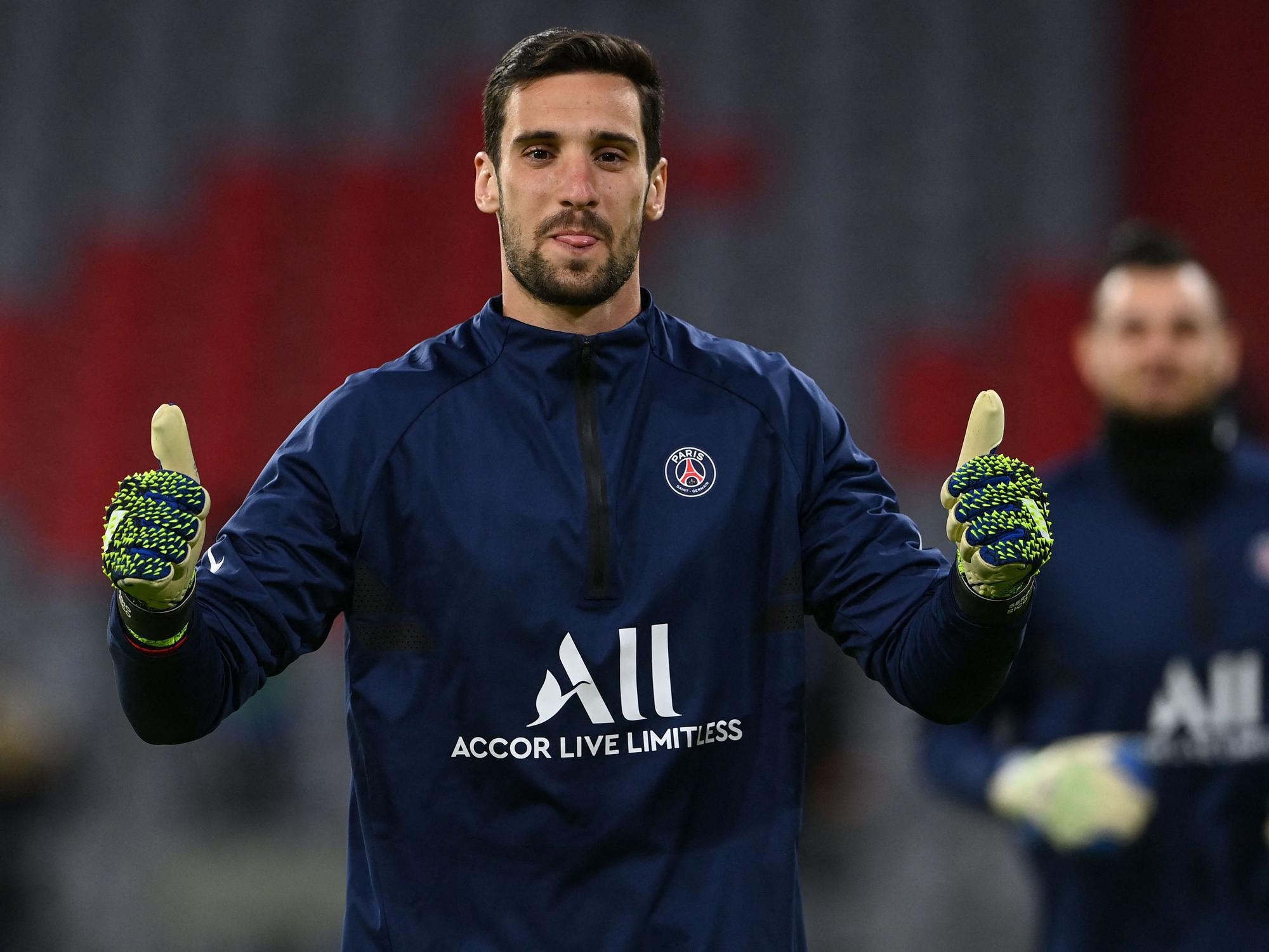Sergio Rico macht beim Aufwärmprogram die Daumen hoch.