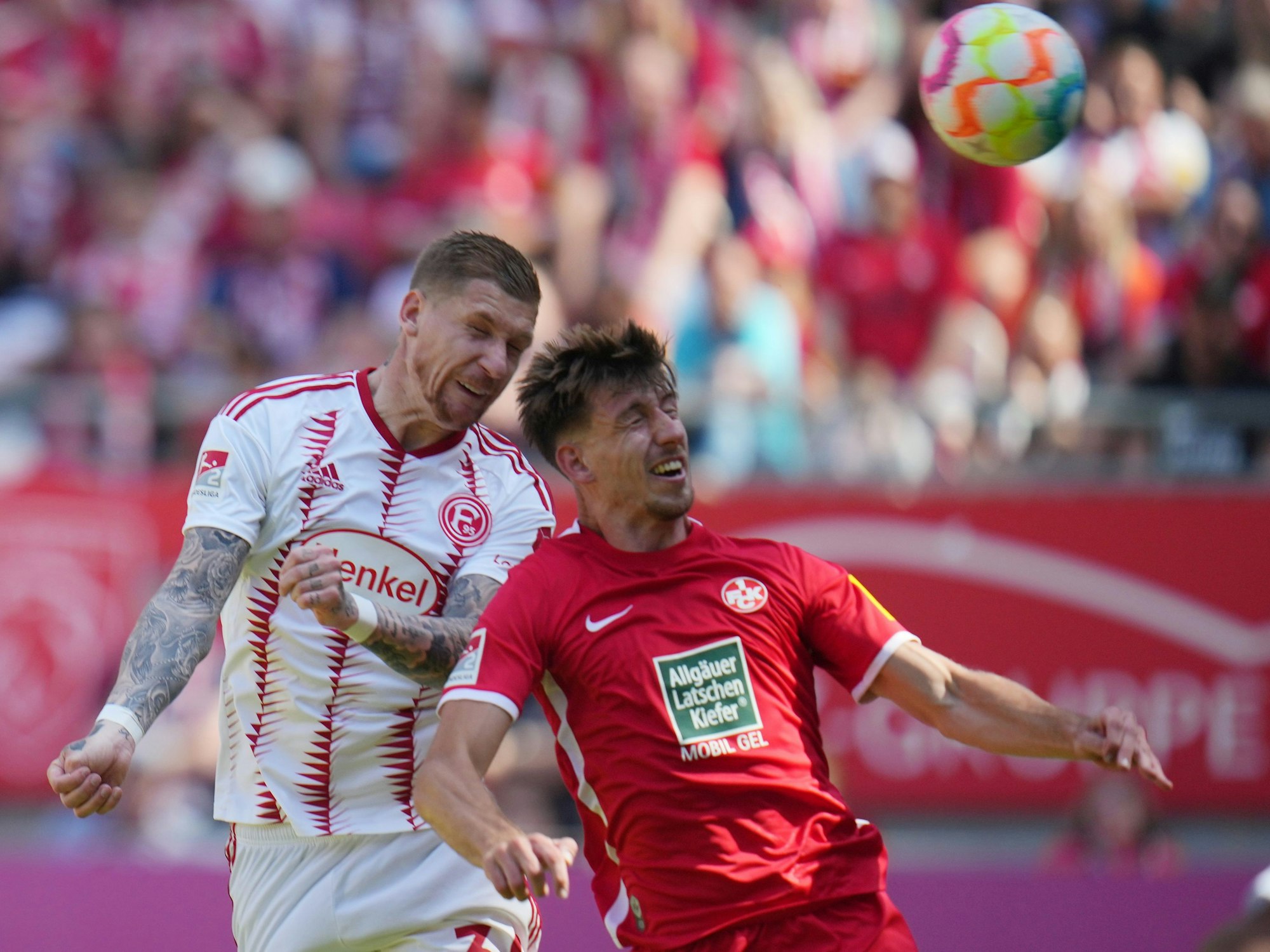 Kaiserslauterns Daniel Hanslik und Düsseldorfs Jordy de Wijs im Kopfballduell