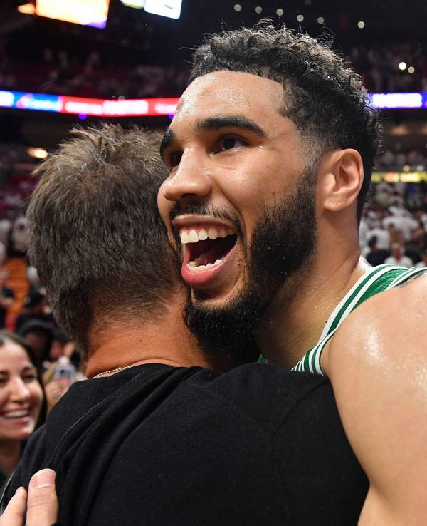 Jayson Tatum jubelt nach dem 104:103-Sieg.